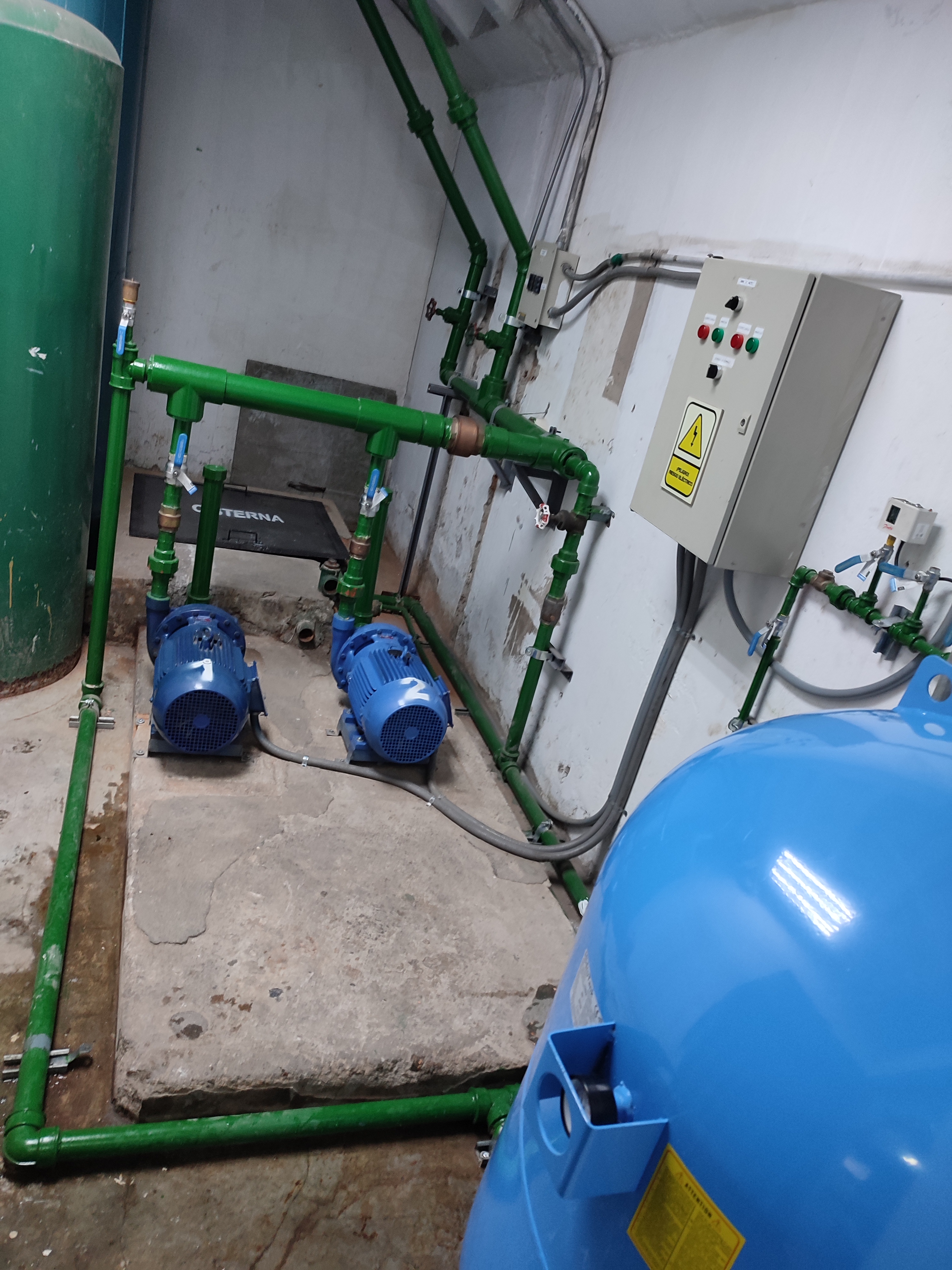 Sistema doble bomba tuberías verdes CACES