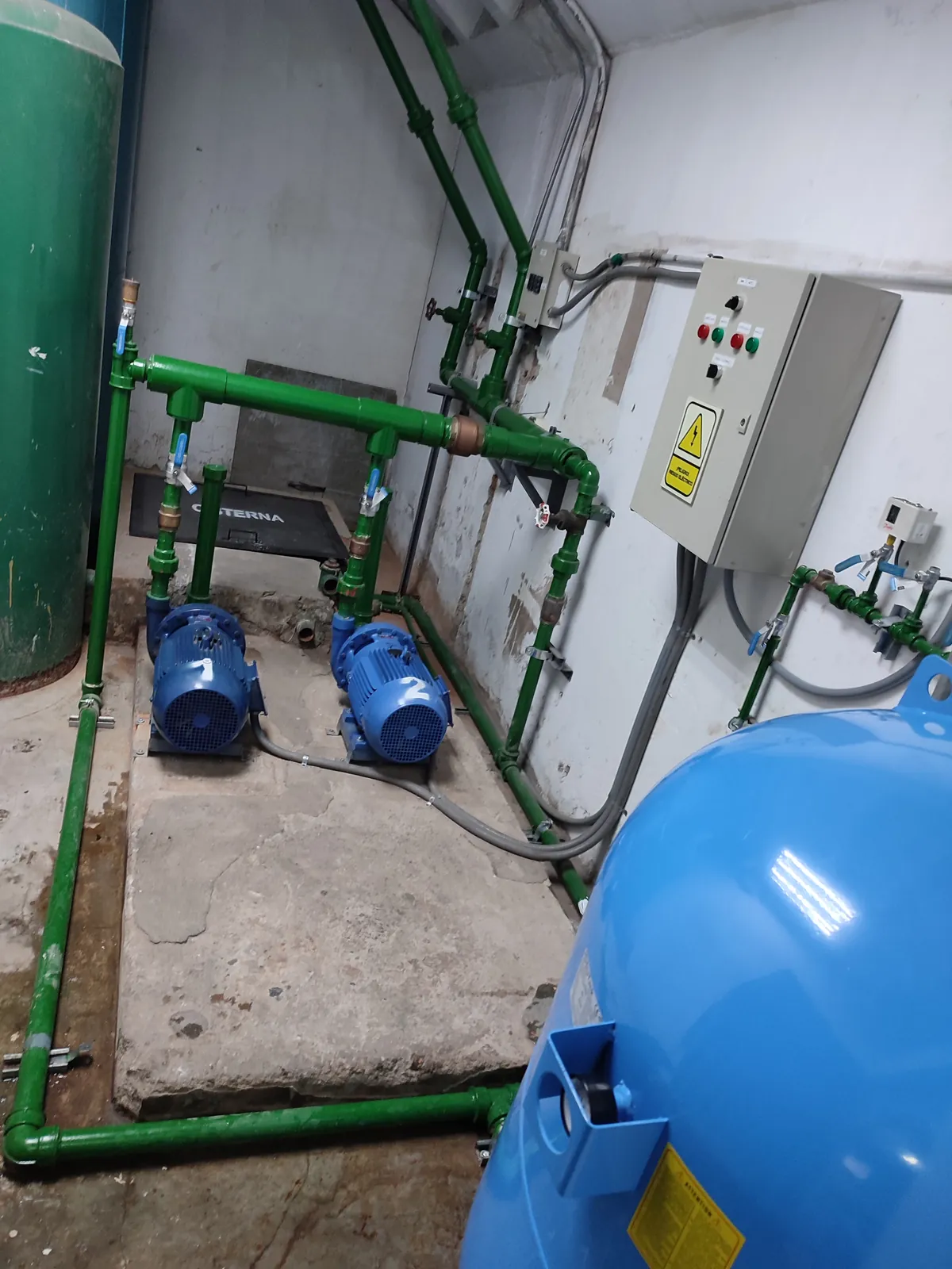 Sistema doble bomba tuberías verdes CACES
