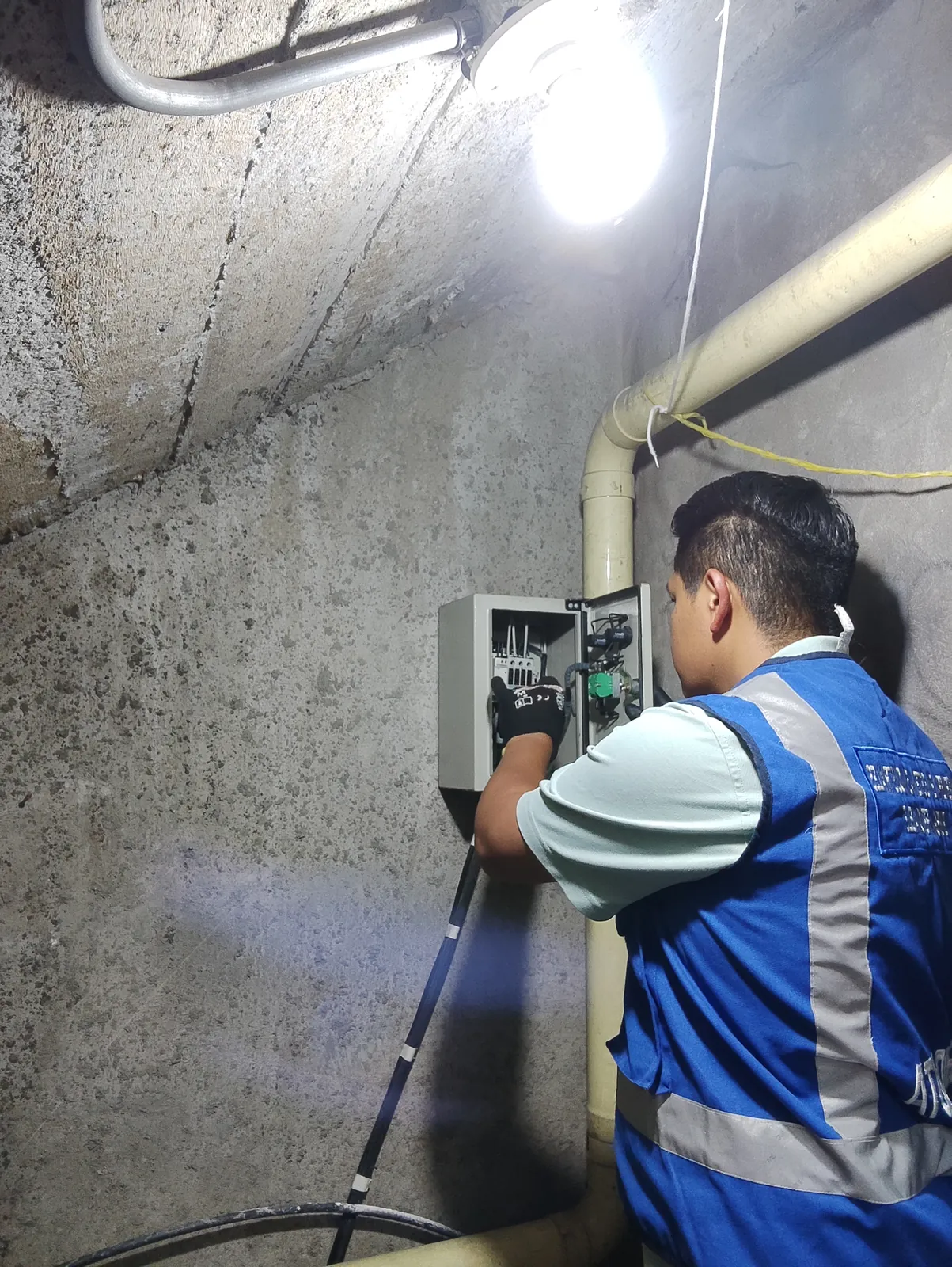 Técnico ISIYER diagnóstico tablero eléctrico