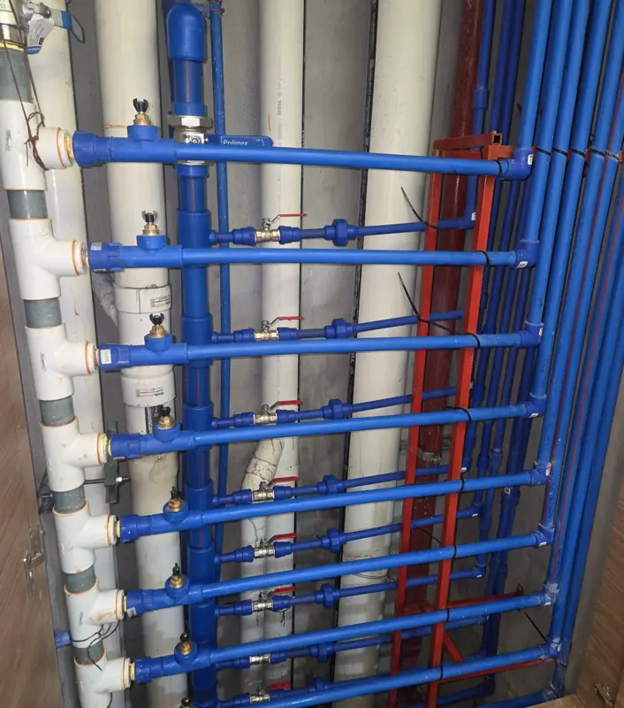 Colector nuevo de agua caliente en el Edificio Magic