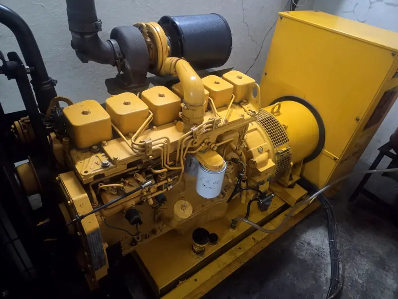 Motor del generador eléctrico de un edificio en Quito