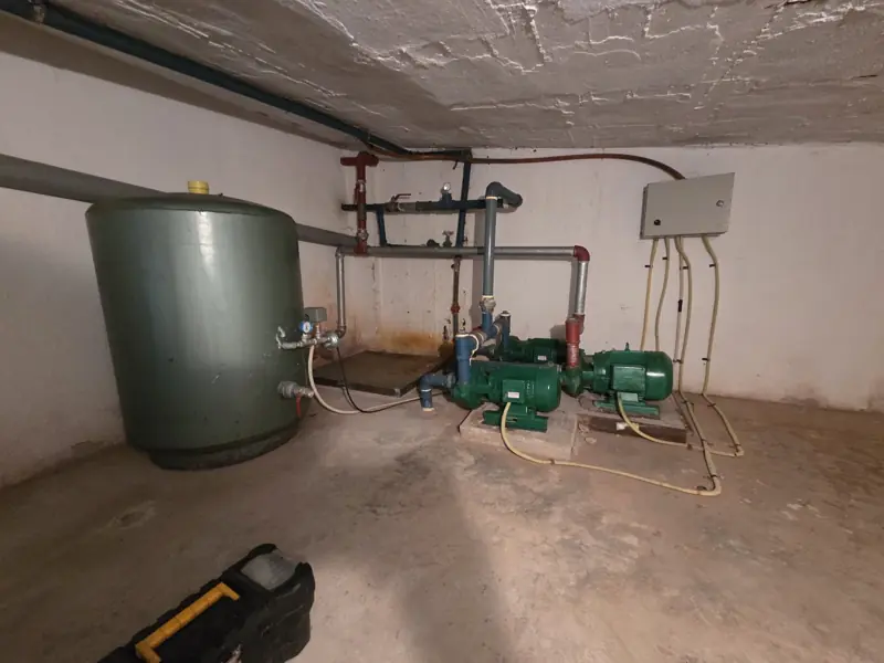 Sistema hidroneumático en el subsuelo del Edificio Tivoli en Quito