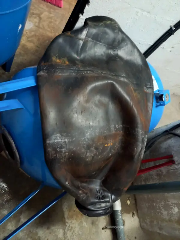 Membrana del tanque hidroneumático retirada para inspección