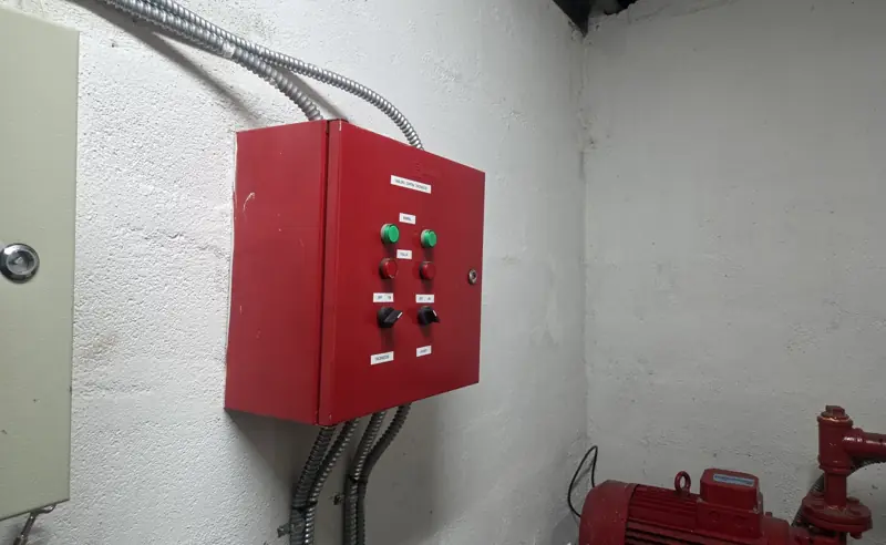 Tablero de la bomba contra incendios de un edificio en Quito