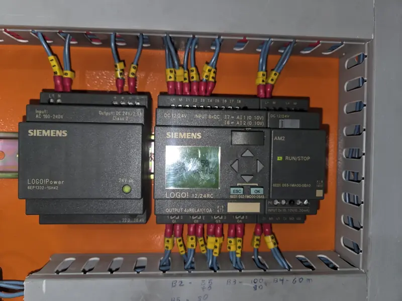 Tablero de control de bombas con controlador programable