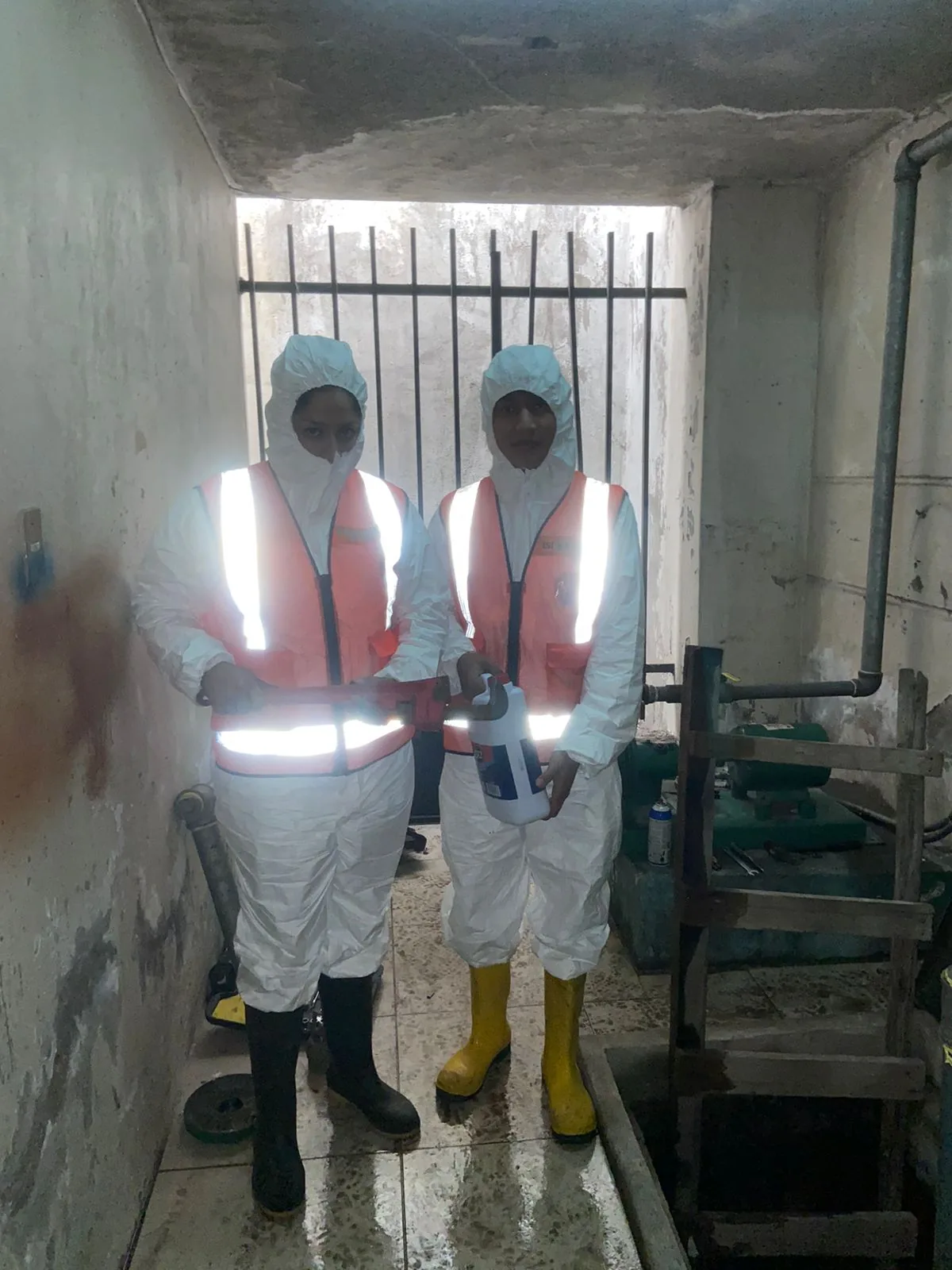 Equipo tecnico realizando mantenimiento de bombas en Quito