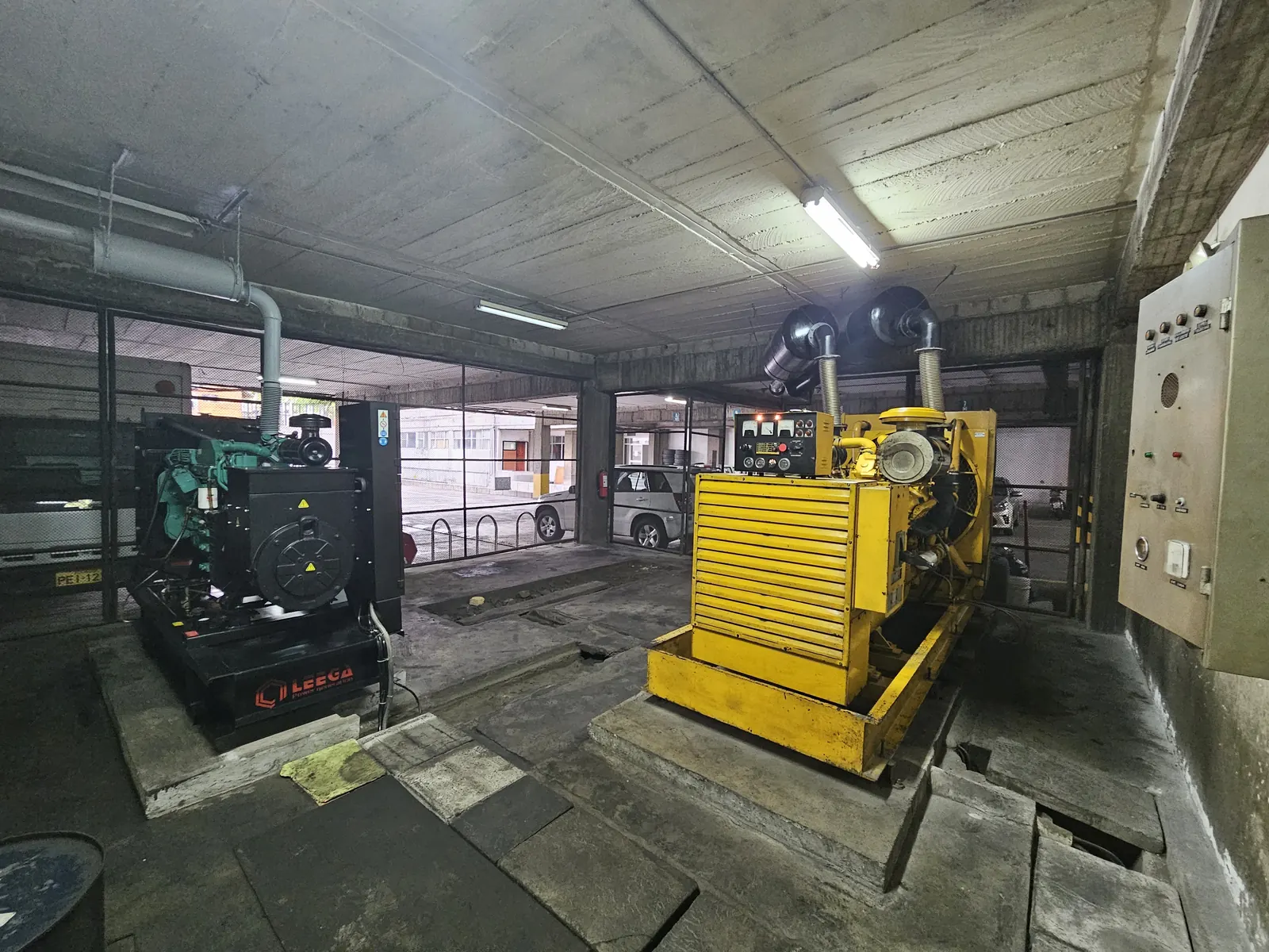 Generador electrico en sala de maquinas en Quito
