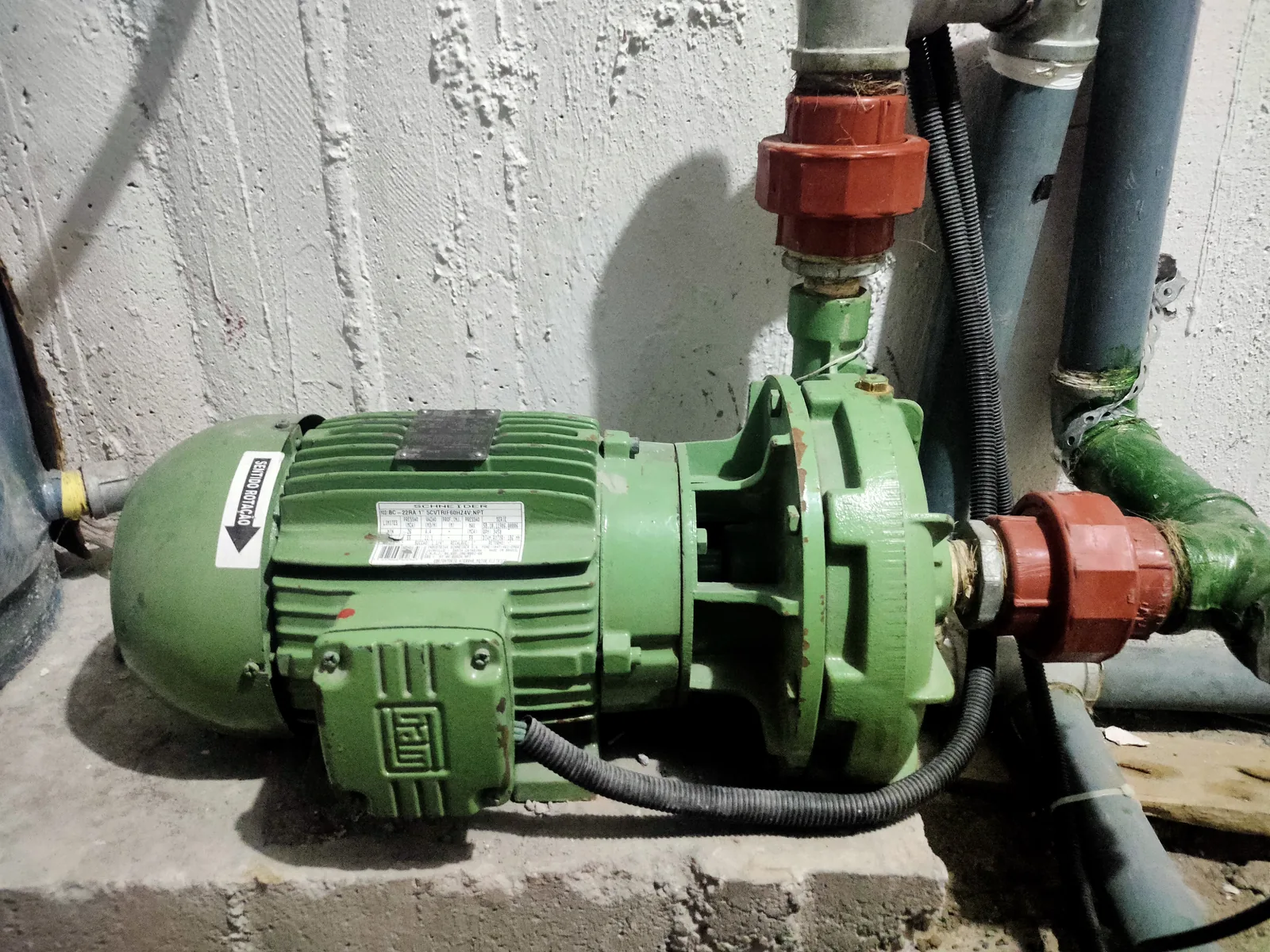 Bomba y motor eléctricos instalados en tubería de abastecimiento