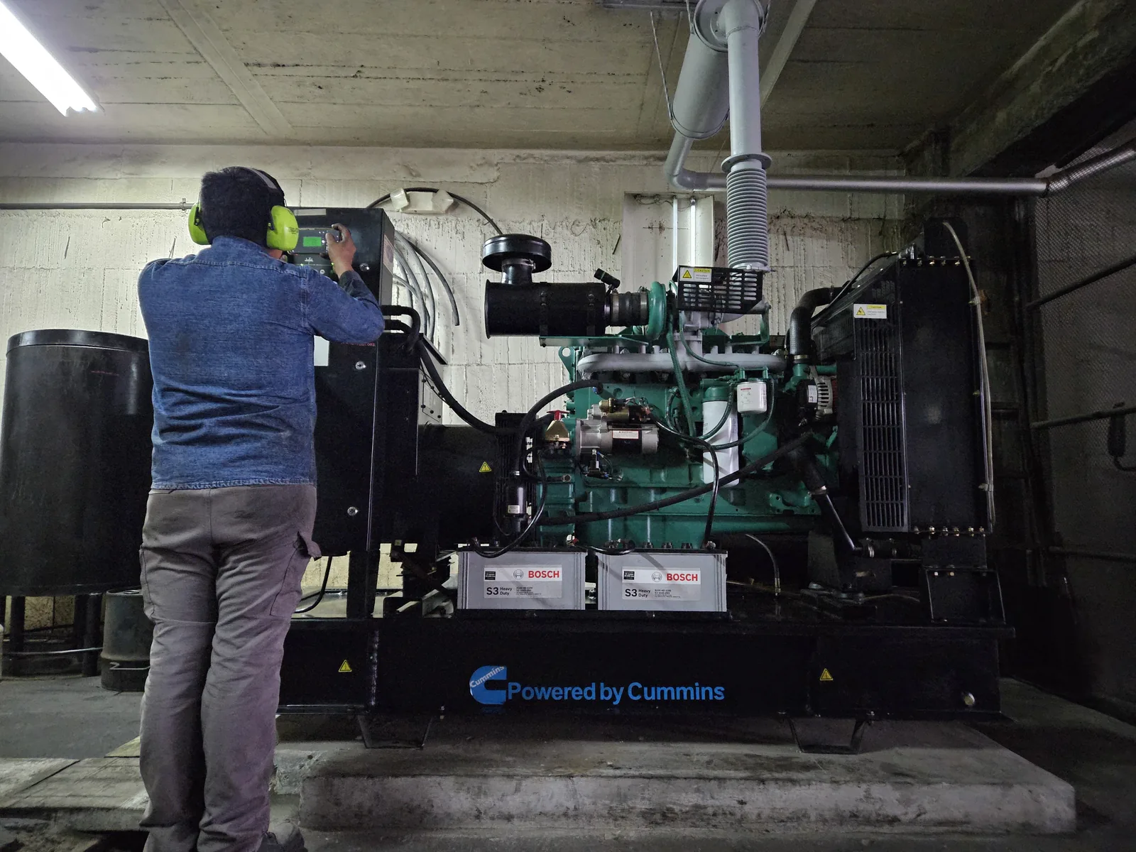 Tecnico realizando mantenimiento de generador Cummins en Quito