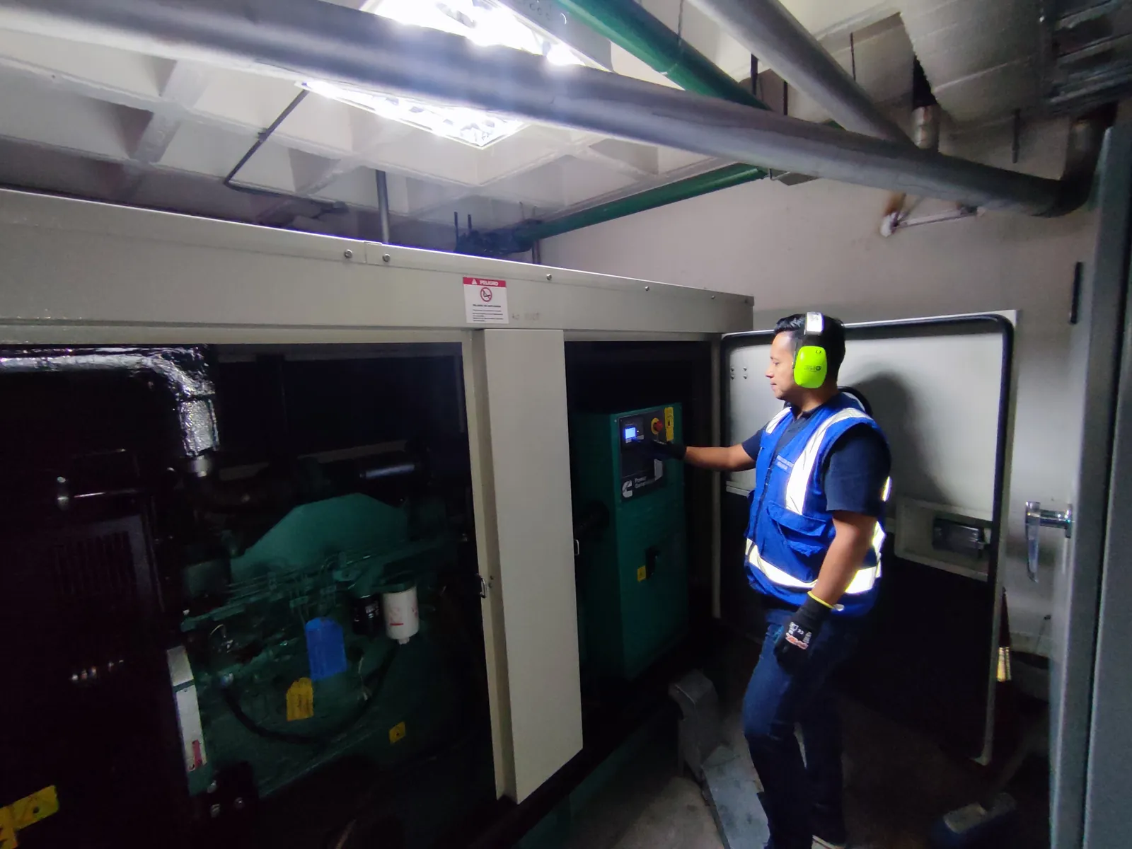 Técnico realizando mantenimiento en un generador eléctrico