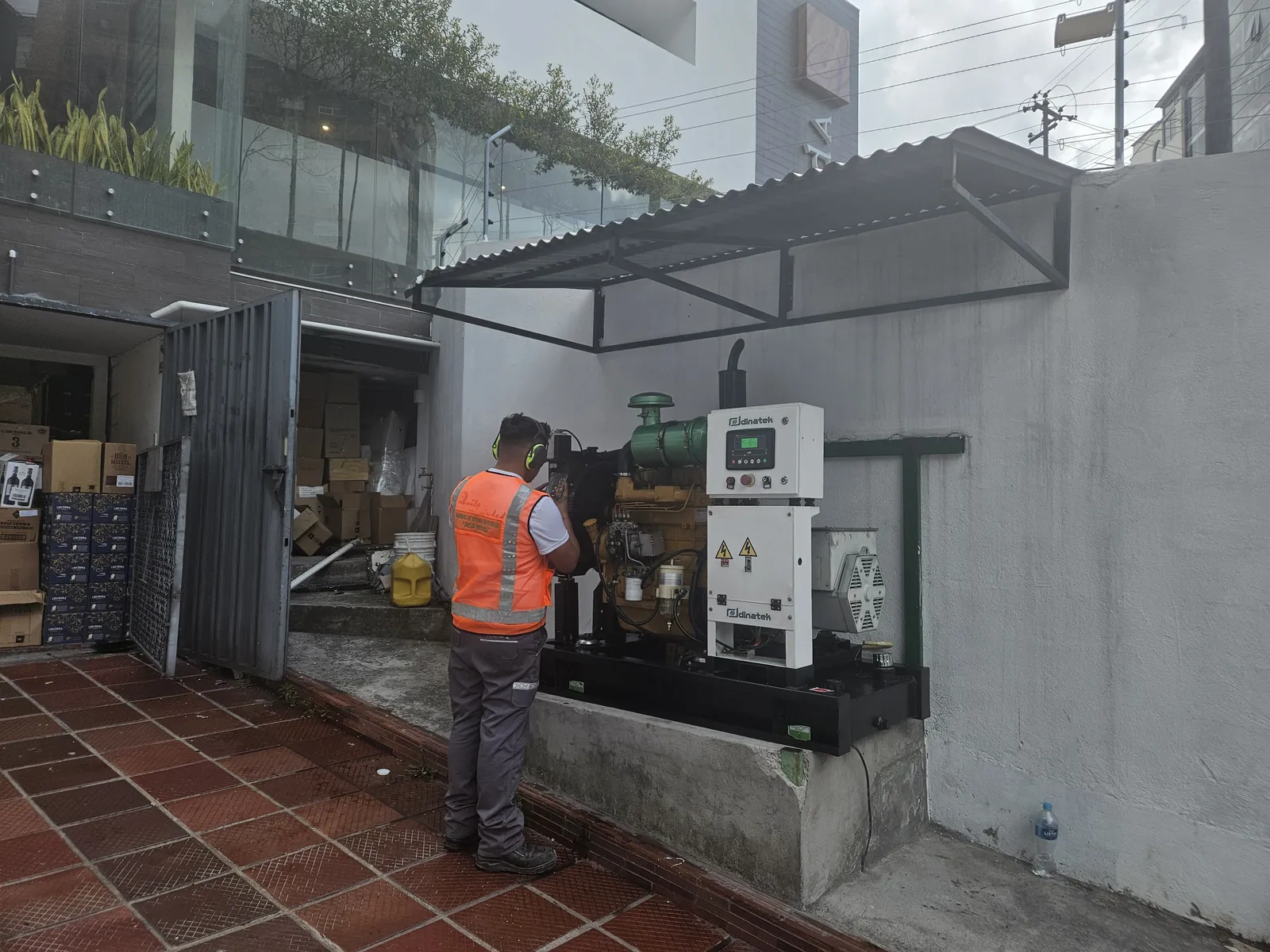 Técnico ISIYER con generador Cummins Dinateh