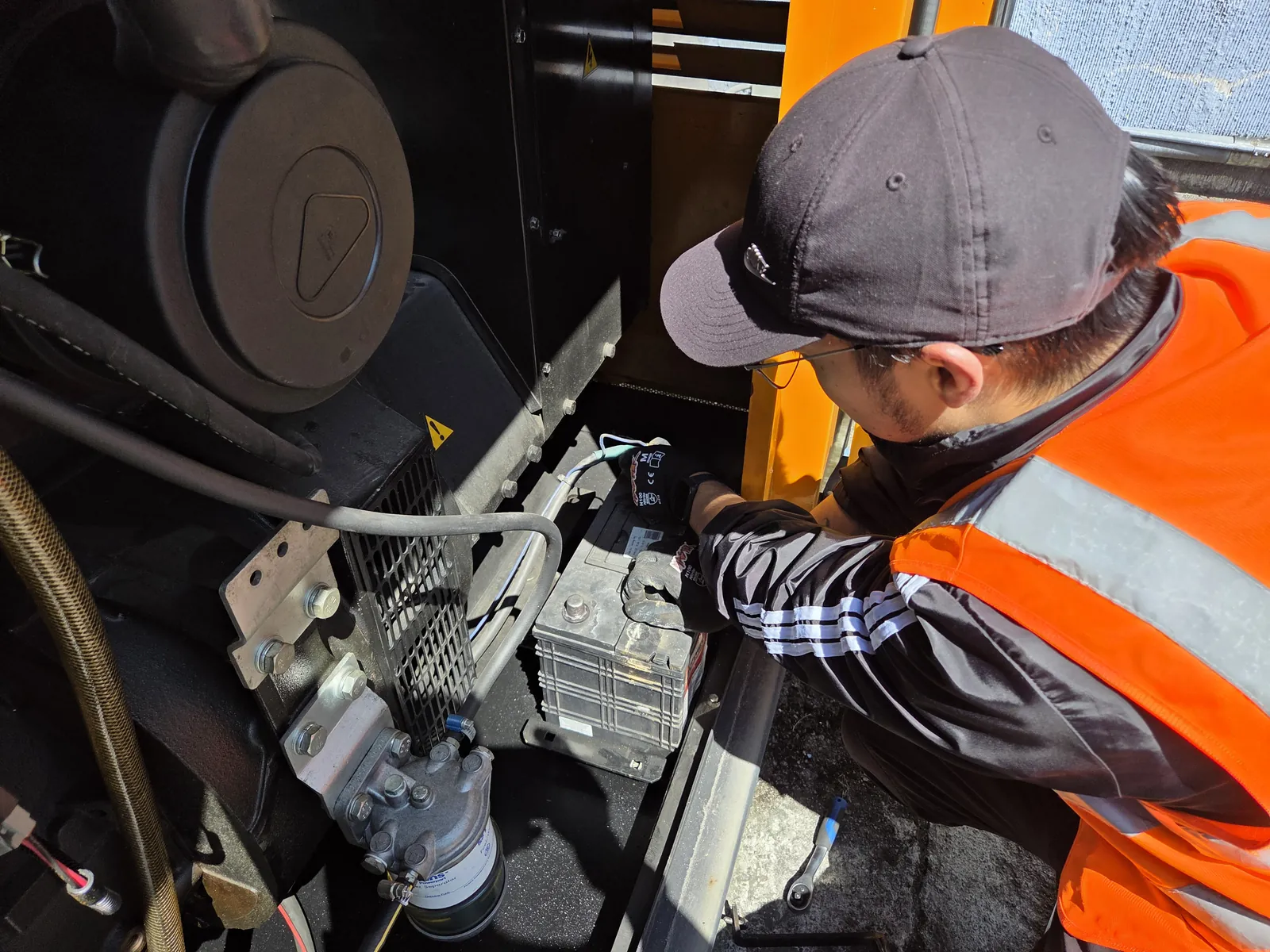 Revisión técnica de batería y conexiones de un generador eléctrico