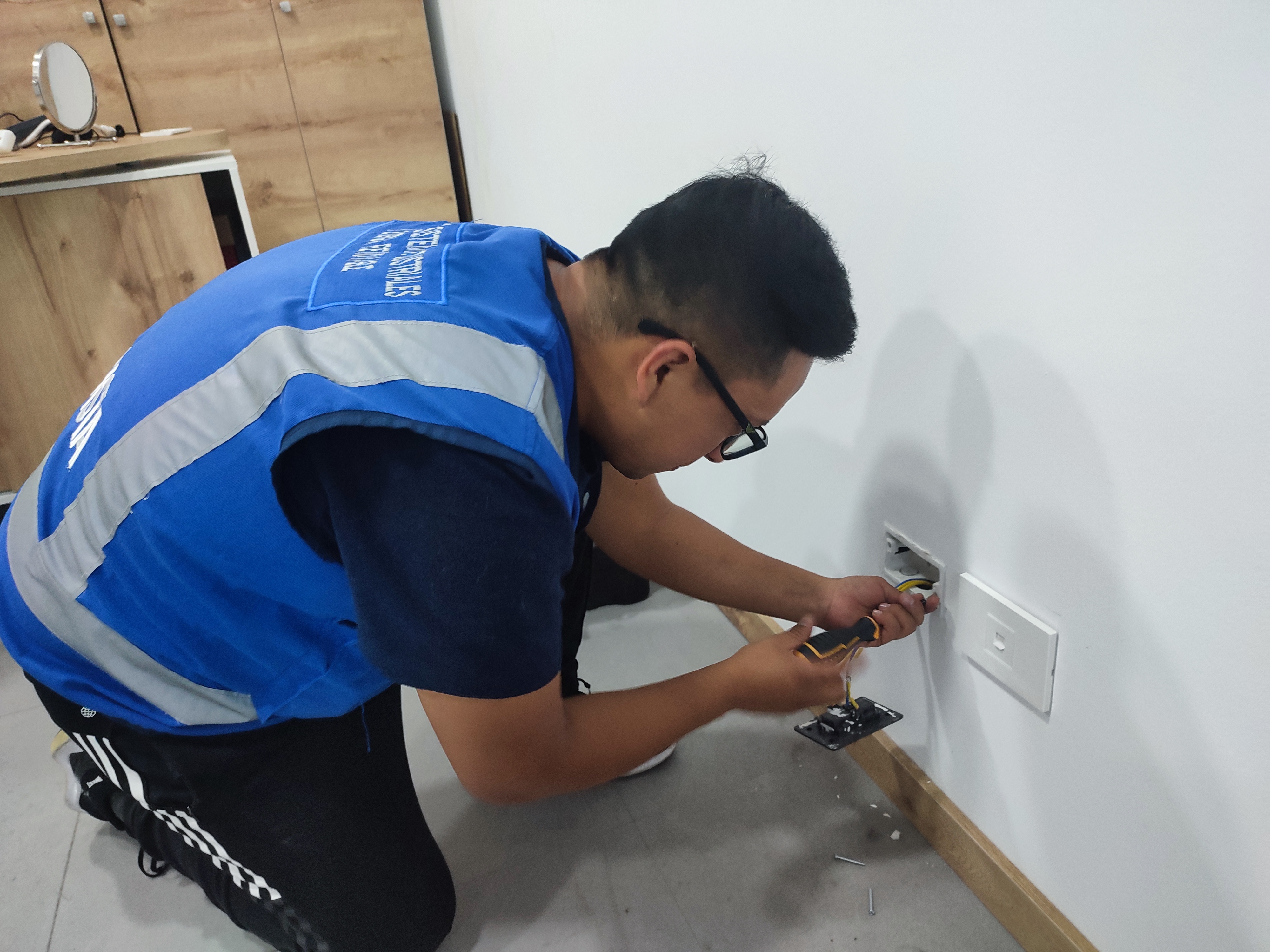 Técnico ISIYER instalación eléctrica