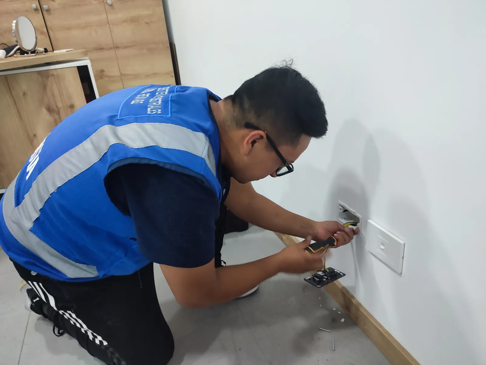Técnico ISIYER instalación eléctrica