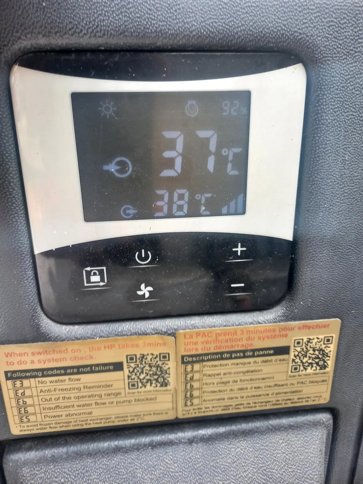 Control digital de una bomba de calor de piscina marcando 37 y 38 grados