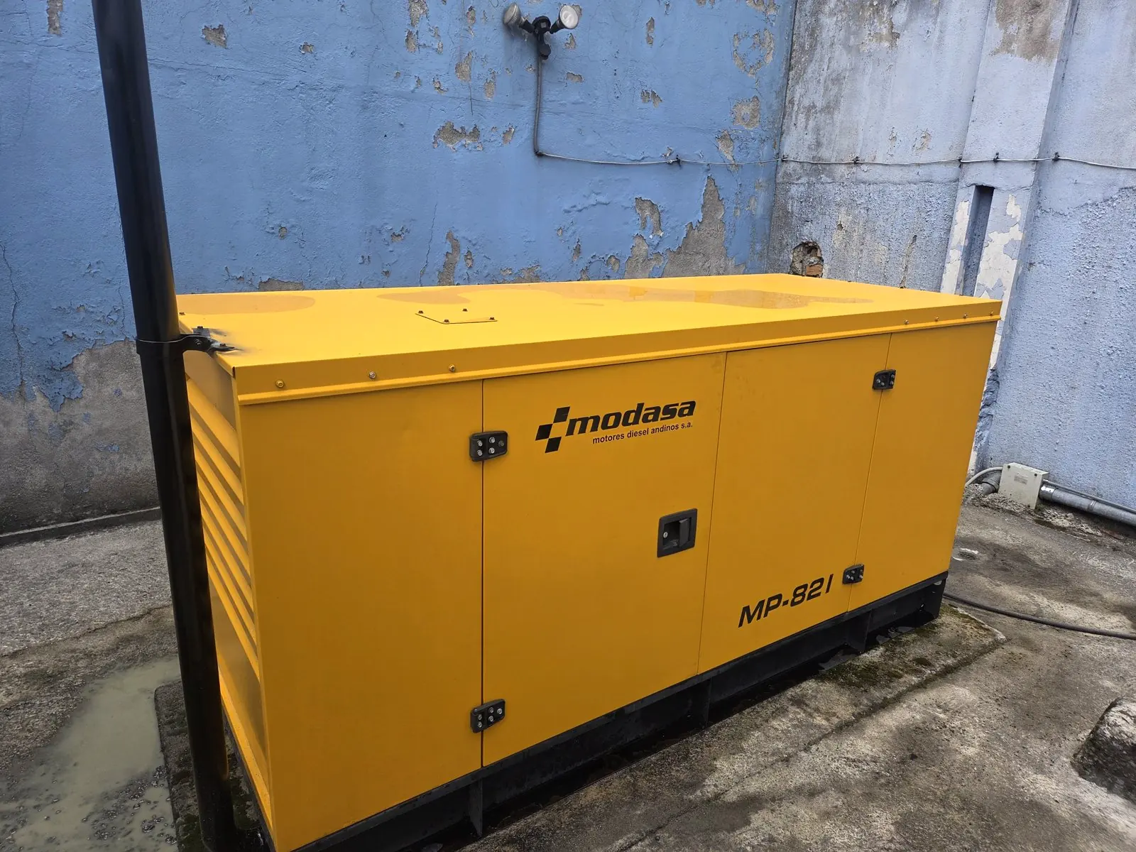 Generador cabinado insonorizado instalado en exteriores