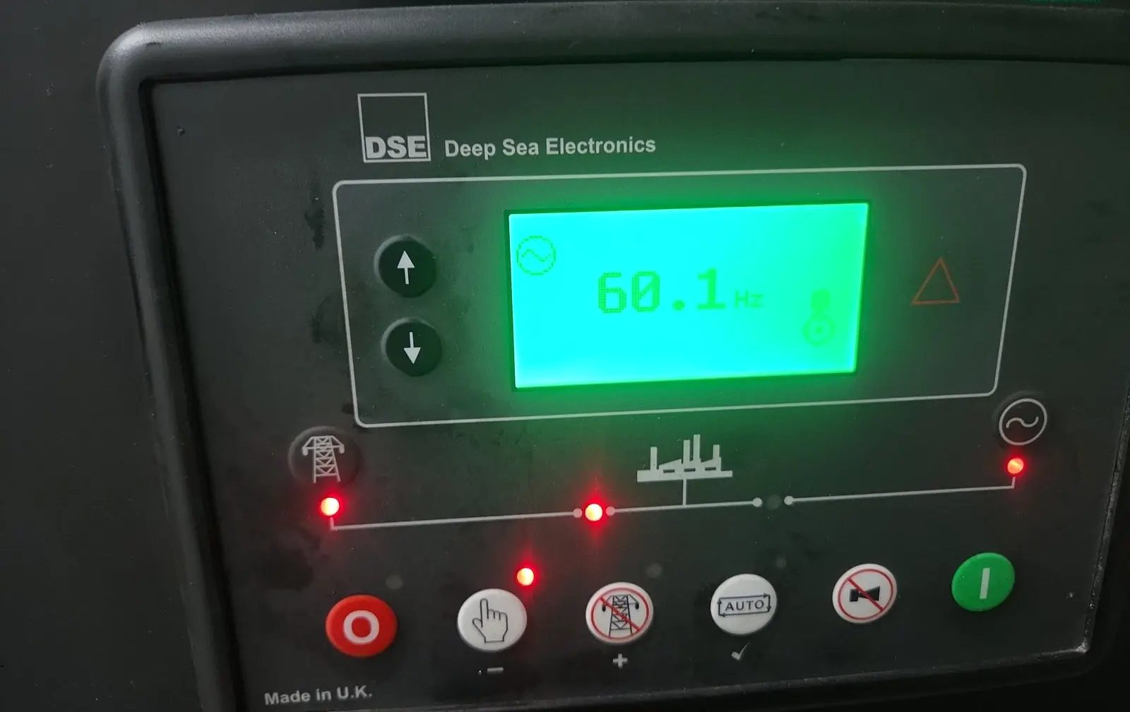 Panel de control de un generador indicando 60,1 Hz en la prueba