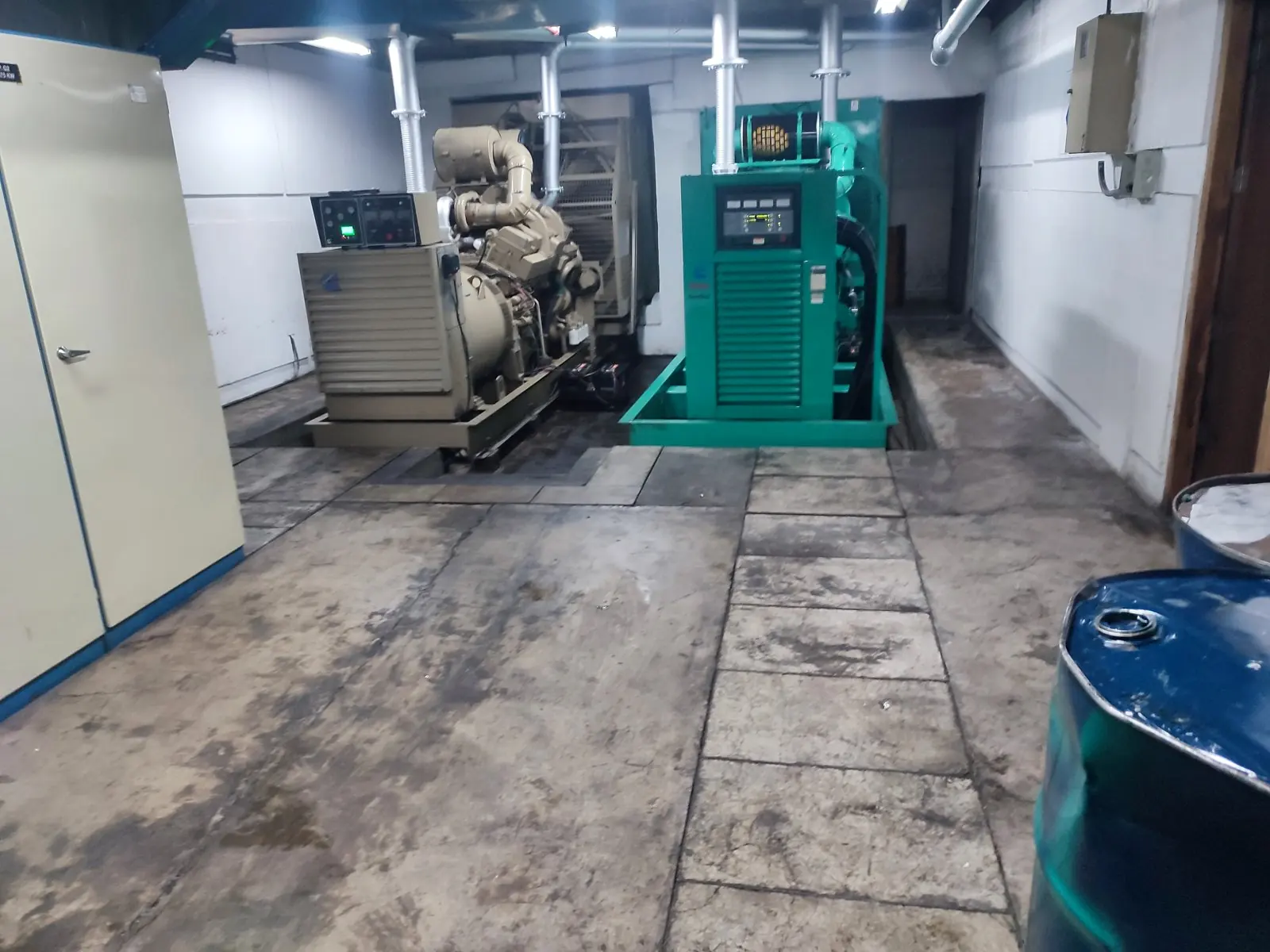 Sala de fuerza con dos generadores de una institución en Quito