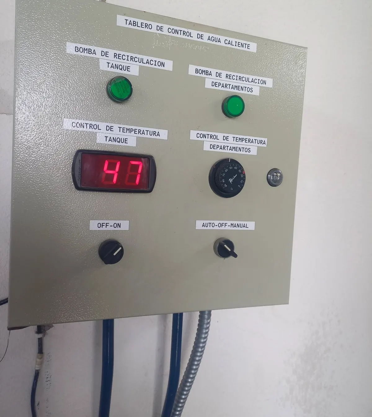 Tablero de control de agua caliente con control de temperatura en 47 grados