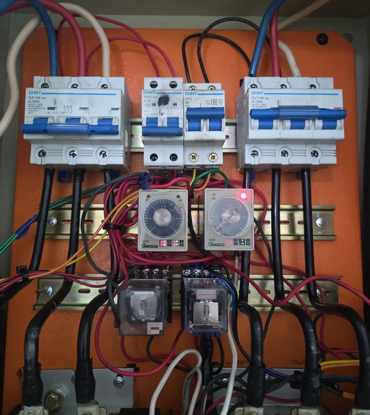 Tablero de transferencia automática de un generador con contactores y temporizadores