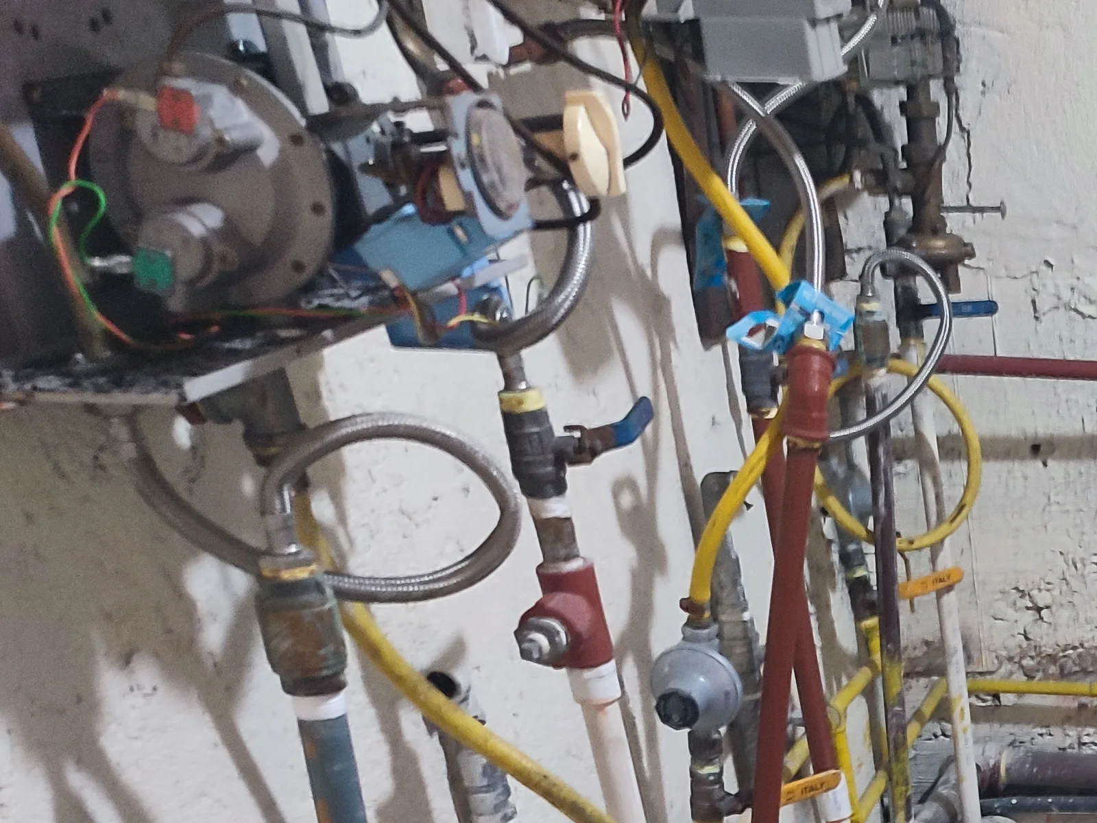 Sala técnica con caldera y tuberías de un sistema de agua caliente