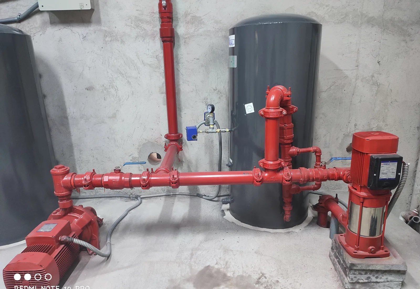 Sistema hidroneumatico con bombas y tanque de presion en Quito