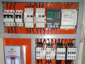 Interior de tablero de control con variador, contactores, protecciones y borneras