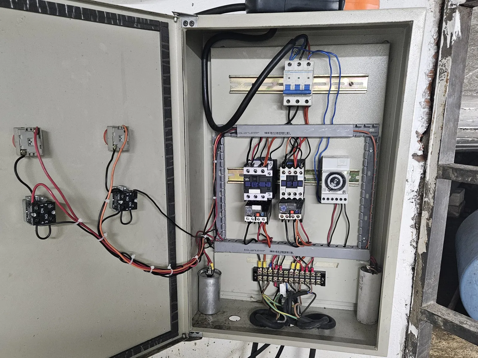 Interior de tablero eléctrico con interruptor, contactores, relés térmicos, temporizador y borneras