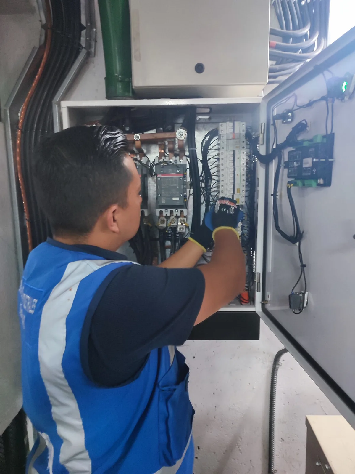 Tablero eléctrico para arranque y control de bombas en Quito