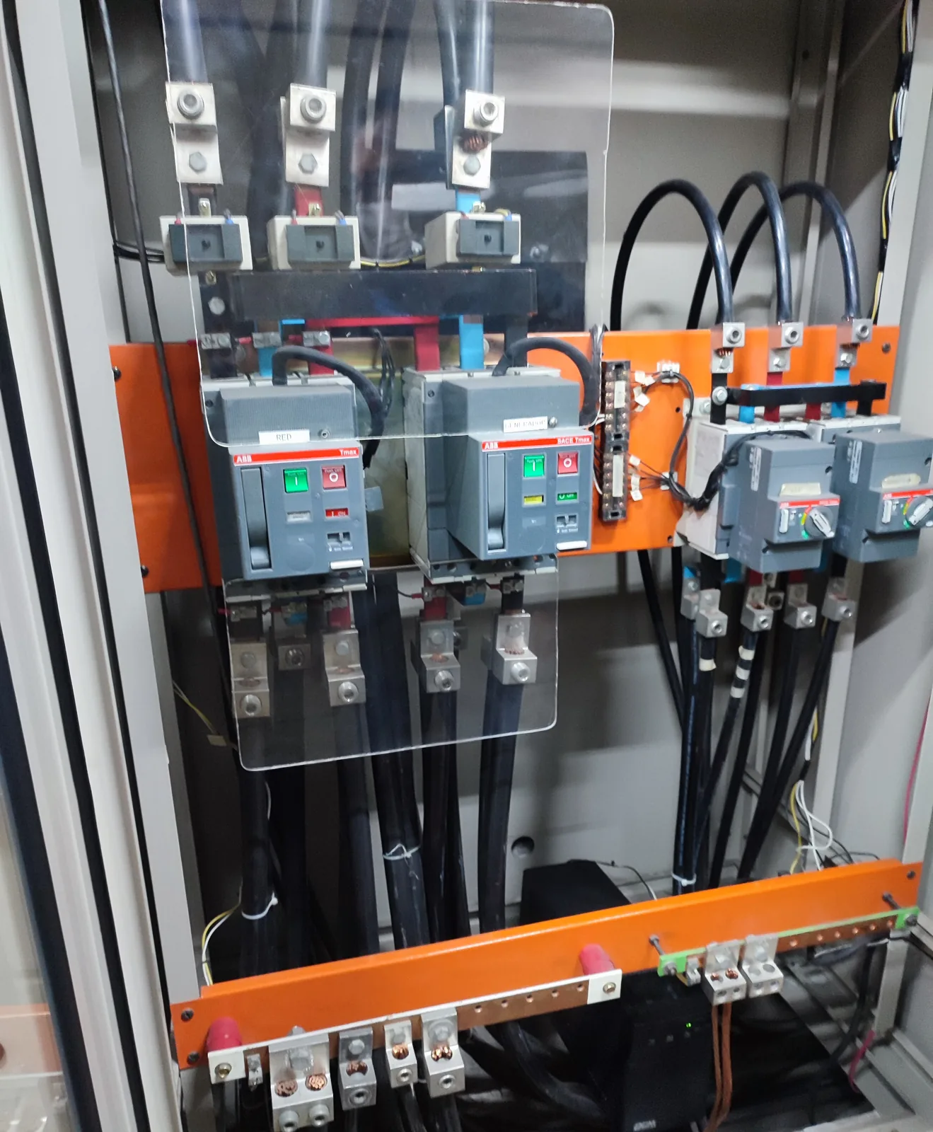 Tablero electrico con breakers ABB en Quito