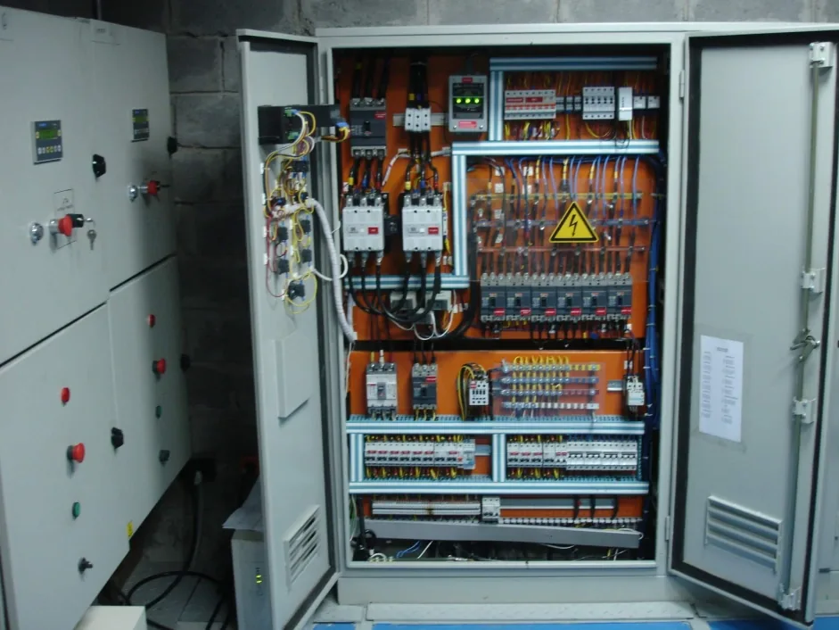 Tablero eléctrico industrial abierto con circuitos de potencia, control y protección