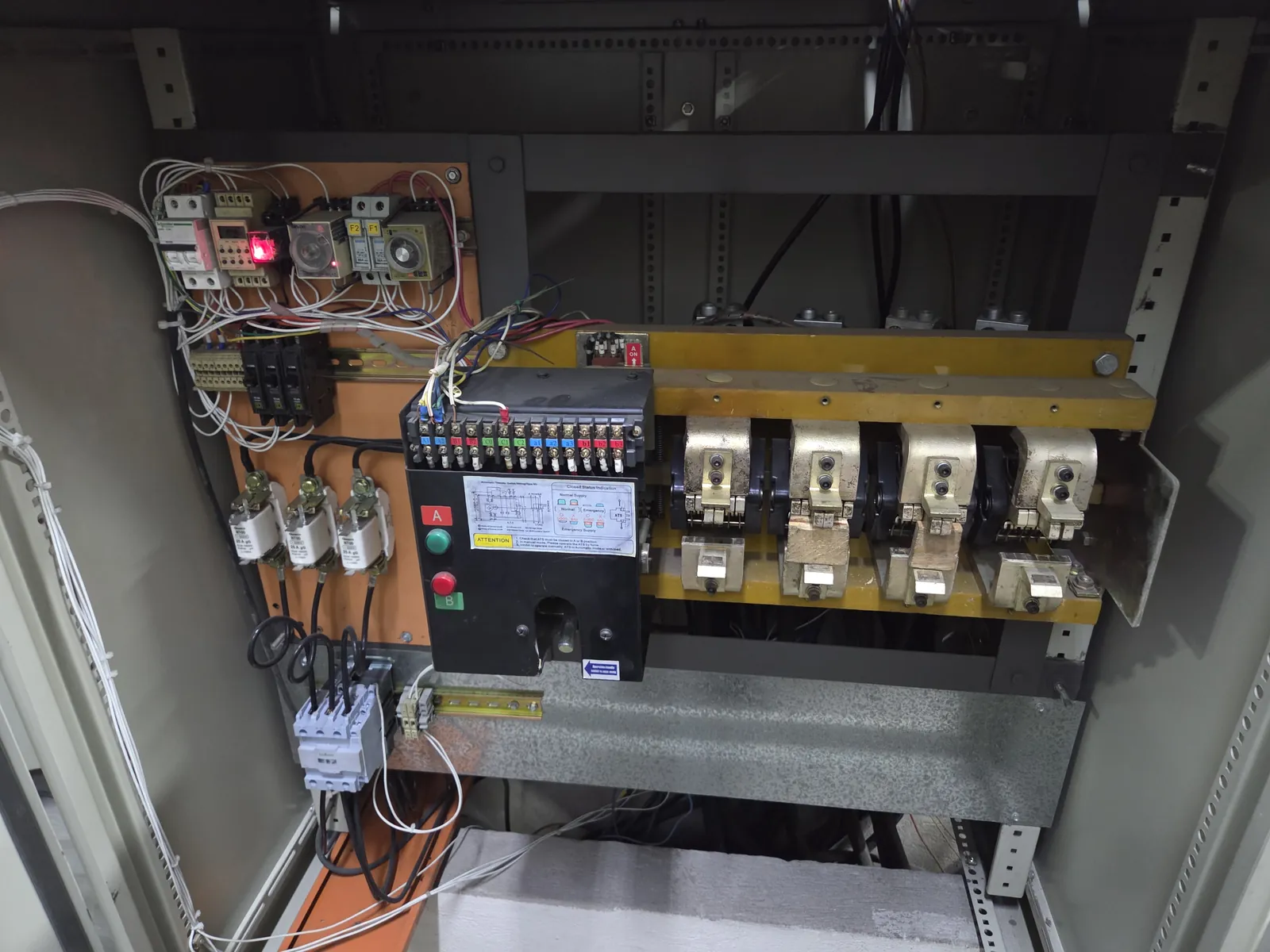 Interior de tablero de transferencia automática con mecanismo de conmutación y control