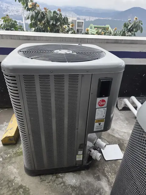 Bomba de calor para piscina en revisión técnica en Quito