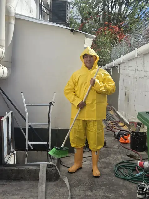 Técnico con equipo de protección para limpieza de cisterna en Quito