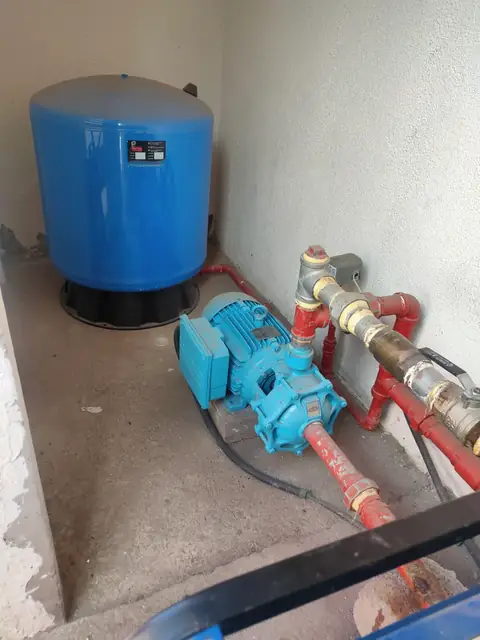 Sistema hidroneumático con bomba de agua en Quito